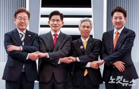 23일 서울 영등포구 여의도 KBS 스튜디오에서 열린 중앙선거방송토론위원회 주관 제21대 대통령선거 후보자 토론회에 앞서 더불어민주당 이재명(왼쪽부터), 국민의힘 김문수, 민주노동당 권영국, 개혁신당 이준석 대선후보가 기념촬영을 하고 있다. 국회사진기자단