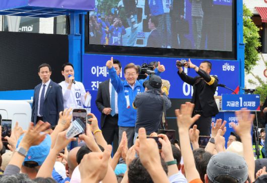 제주서 유세하는 이재명 후보     (제주=연합뉴스) 백나용 기자 = 더불어민주당 이재명 대선 후보가 22일 제주시 동문로터리에서 제주도민에게 지지를 호소하고 있다. 2025.5.22     dragon.me@yna.co.kr (끝)   <저작권자(c) 연합뉴스, 무단 전재-재배포, AI 학습 및 활용 금지> 연합뉴스