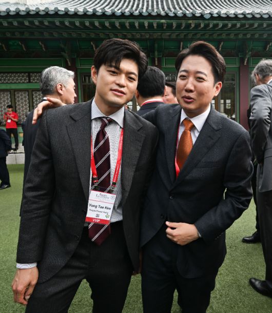 개혁신당 이준석 대선 후보(오른쪽)가 21일 서울 신라호텔에서 열린 제16회 조선일보 아시안리더십콘퍼런스(ALC)에서 국민의힘 김용태 비상대책위원장과 대화하고 있다. 조선일보 제공