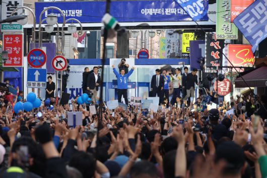 더불어민주당 이재명 대선 후보가 25일 충남 천안시 동남구 신부문화거리에서 열린 유세에서 시민들에게 인사하고 있다. 연합뉴스