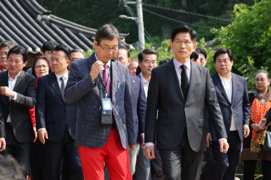 국민의힘 김문수 대선 후보가 25일 충북 옥천군 육영수 여사 생가를 방문해 둘러보고 있다. 연합뉴스