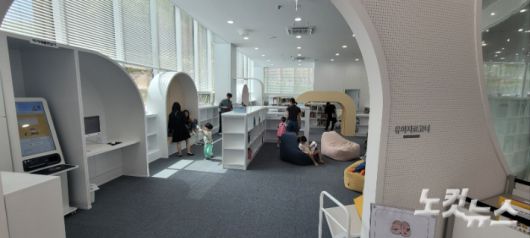 모담도서관 유아자료코너. 박창주 기자