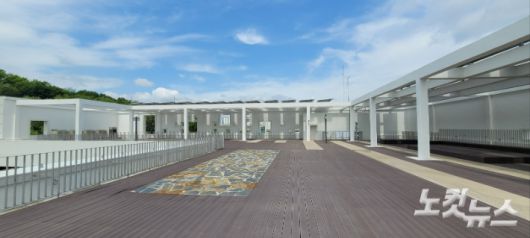 옥상에 마련된 휴식 공간 모습. 건물 뒤편 모담산을 바라볼 수 있는 개방구가 곳곳에 있고, 상부에 설치된 태양광 집광판이 시원한 그늘을 만들어 주고 있다. 박창주 기자