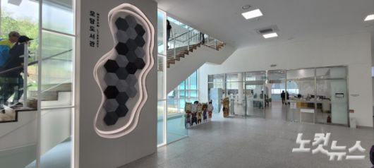 모담도서관 1층 로비 모습. 내부에는 카페 등도 조만간 운영을 시작한다. 박창주 기자