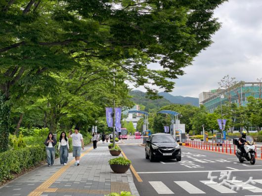 이재명 대선후보는 지방소멸 대응책으로 '서울대 10개 만들기'를 제시했다. 구상의 설계자인 경희대 김종영 교수는 캘리포니아 주립대 체제를 모델로 삼았다고 밝히며 인구 규모로만 비교해도 실현가능한 정책이라 강조했다. 사진은 전라남도 소재 한 국립대 모습. 학생들이 대학 캠퍼스를 거닐고 있다. 순천=최보금 기자