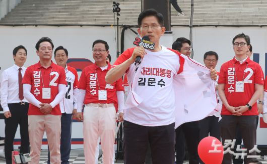 김문수 국민의힘 대선 후보가 26일 오후  경기 용인 포은아트갤러리 광장에서 열린 "내일의 기적을 만들" 집중유세에서 유권자들에게 "자신은 방탄조끼를 안 입었다"라며 겉옷을 열어젖히고 있다. 용인=황진환 기자