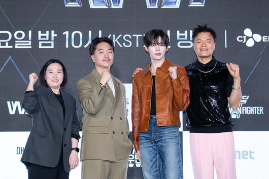 왼쪽부터 최정남 PD, 마이크 송, 제로베이스원 성한빈, 박진영. CJ ENM 제공