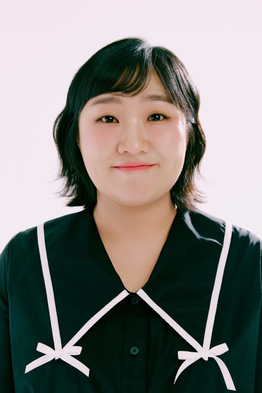 2008년 SBS 10기 공채 코미디언으로 데뷔한 이수지는 2012년 KBS 27기 공채 코미디언으로 합격해 '개그콘서트'에 출연하게 되면서 얼굴을 널리 알렸다. 씨피엔터테인먼트 제공