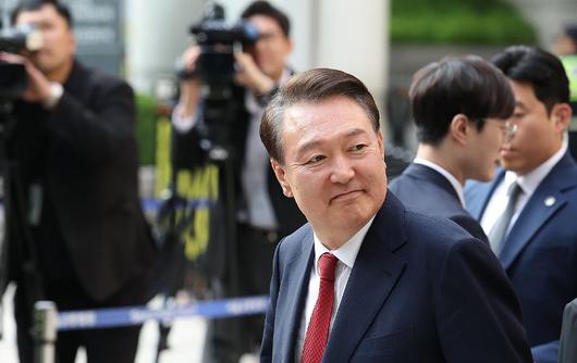 윤석열 전 대통령이 26일 서울 서초구 서울중앙지방법원에서 열린 내란 우두머리 혐의·직권남용 권리행사 방해 혐의 사건 5차 공판을 마친 후 지지자들을 바라보며 법정을 나서고 있다. 연합뉴스