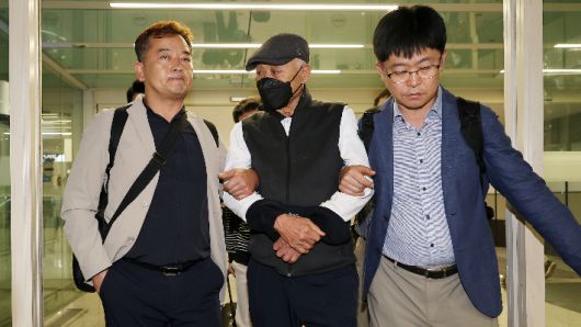 뉴질랜드에 머물던 허재호 전 대주그룹 회장이 27일 인천국제공항 2터미널을 통해 국내로 송환되고 있다. 연합뉴스