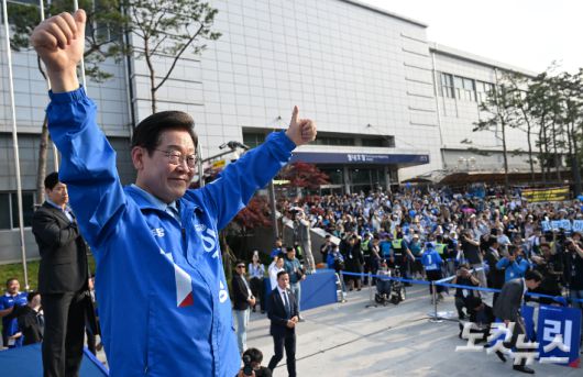 이재명 더불어민주당 대선 후보가 26일 경기도 남양주시 평내호평역 앞에서 집중 유세를 하고 있다. 남양주=류영주 기자