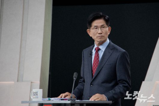 국민의힘 김문수 대선 후보가 27일 서울 마포구 상암동 MBC 스튜디오에서 진행된 정치 분야 TV토론회에 참석해 있다. 국회사진기자단