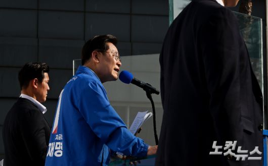 이재명 더불어민주당 대선 후보가 26일 오후 경기도 남양주시 평내호평역에서 열린 유세에 참석해 연설을 하고 있다. 남양주=류영주 기자