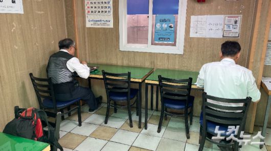 석수역 인근 차고지 안쪽 컨테이너 식당에서 버스기사들이 식사를 하고 있다. 김지은 기자