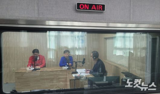 왼쪽부터 국민의힘 유상용 충북도의원, 더불어민주당 이상식 충북도의원, 김종현 앵커. 충북CBS