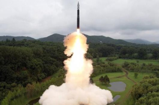 푸틴 러시아 대통령은 지난해 3월 13일 "북한은 이미 자체 핵우산을 가지고 있다"고 발언했다. 북한의 핵보유를 사실상 인정한 것이다. 시진핑 주석이라면 하기 어려운 말이다. 사진은 지난 2023년 7월 12일 북한이 신형 고체연료 대륙간탄도미사일 (ICBM) 화성-18형을 시험 발사하는 모습. 연합뉴스