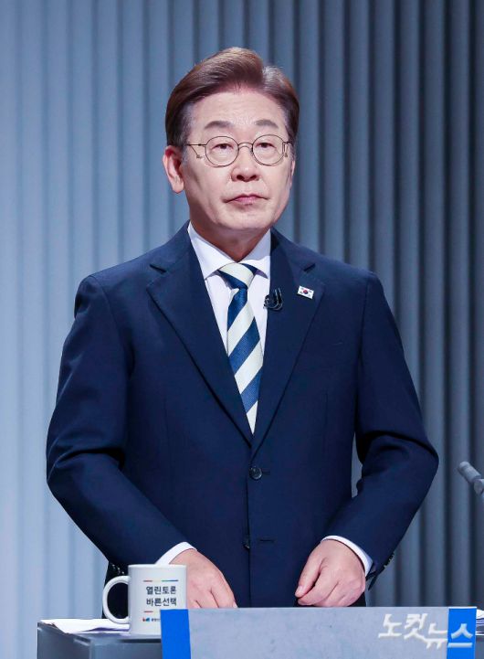 더불어민주당 이재명 대선후보가 23일 서울 영등포구 여의도 KBS 스튜디오에서 열린 중앙선거방송토론위원회 주관 제21대 대통령선거 후보자 토론회에 앞서 준비를 하고 있다. 국회사진기자단