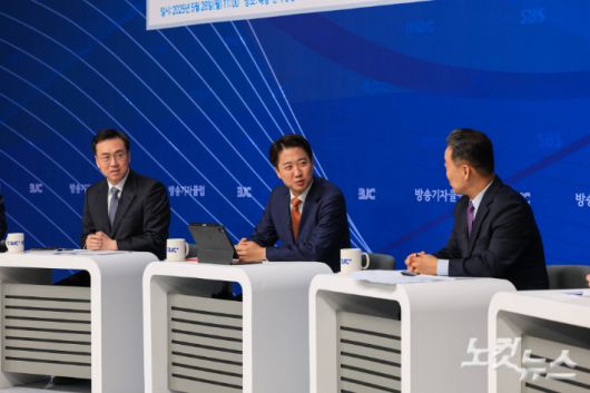 이준석 개혁신당 대통령 후보가 26일 오전 서울 양천구 한국방송회관에서 열린 한국방송기자클럽(BJC) 초청 토론회에서 패널들과 대화를 하고 있다. 윤창원 기자