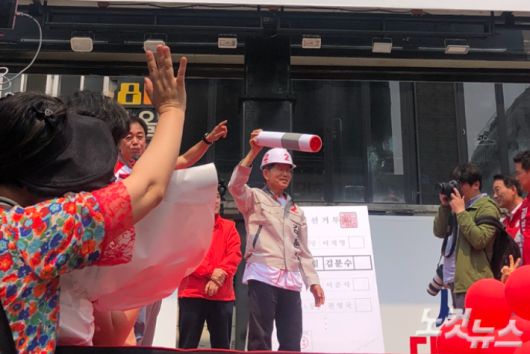 작업복에 헬멧 차림인 국민의힘 김문수 대선 후보가 지지자들의 사전 투표를 독려하며 기표 퍼포먼스를 벌이고 있다. 창원=이은지 기자