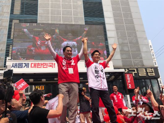 국민의힘 김문수 대선 후보가 28일 경남 창원시 상남동 분수광장 앞에서 유세에 앞서 지지자들을 향해 인사하고 있다. 창원=이은지 기자