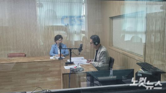 왼쪽부터 박선희 충청북도 외국인정책추진단장, 김종현 앵커. 충북CBS