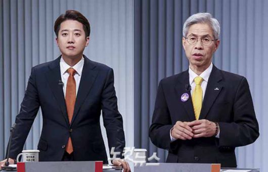 이준석 개혁신당 후보(왼쪽)는 지난 23일 서울 영등포구 여의도 KBS 스튜디오에서 열린 후보자 2차 토론회에서 해당 공약이 ILO 협약 위반이라고 비판하는 권영국 민주노동당 후보(오른쪽)에게 "캐나다의 TFWP 프로그램"을 언급하며 반박했다. 국회사진기자단