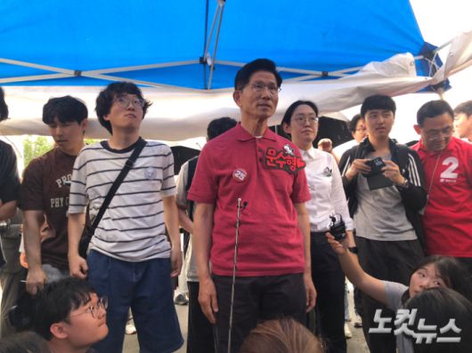 28일 폭우가 내리는 가운데 영남대학교 축제현장을 찾은 국민의힘 김문수 대선 후보가 기자들과 만나 질의응답을 진행하고 있다. 경산=이은지 기자