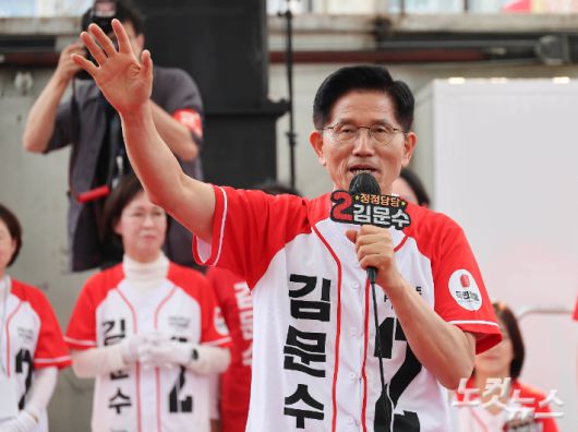 김문수 국민의힘 대선 후보가 28일 오후 경북 경산시 경산공설시장 인근에서 열린 유세에서 지지를 호소하고 있다. 황진환 기자