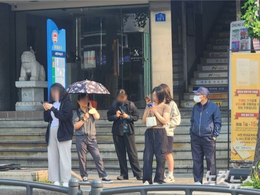 부산진구 서면역 일대 마을버스 정류장에서 시민들이 마을버스를 기다리고 있다. 정혜린 기자