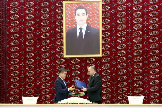 지난 24일 투르크메니스탄 수도 아시가바트 소재 투르크메니스탄 상공회의소에서 진행된 미네랄 비료플랜트 프로젝트 계약 체결식. 왼쪽이 대우건설 김보현 사장. 대우건설 제공