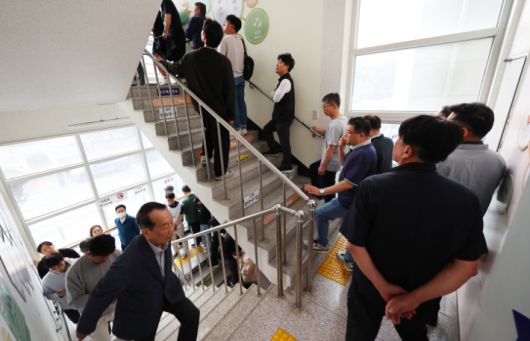 제21대 대통령선거 사전투표 첫날인 29일 인천 연수구 송도1동행정복지센터에 마련된 사전투표소에서 유권자들이 소중한 한 표를 행사하기 위해 길게 줄을 서 있다. 연합뉴스