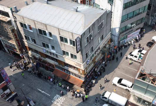 제21대 대통령 선거 사전투표 첫날인 29일 사전투표소가 설치된 서울 중구 소공동주민센터 주위로 유권자들이 투표를 위해 길게 줄지어 서 있다. 연합뉴스