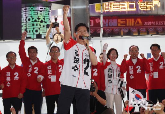 김문수 국민의힘 대선 후보가 28일 오후 대구 중구 아트스퀘어 앞에서 열린 "필승으로 이어질, 대구의 함성" 집중유세에서 유권자들에게 지지를 호소하고 있다. 황진환 기자