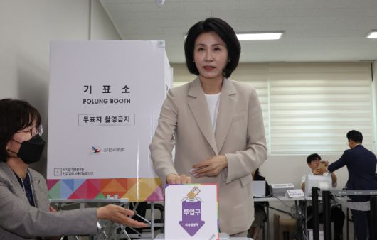 사전투표 첫날인 29일 이재명 후보의 배우자 김혜경 여사가 부산 동구에 마련된 사전투표소에서 투표에 참여하고 있다. 연합뉴스