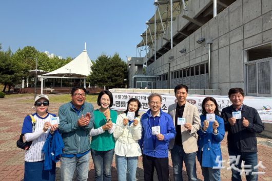 더불어민주당 송기헌(원주을) 국회의원은 29일 오전 9시쯤 강원 원주시 명륜1동 사전투표소인 댄싱공연장을 찾아 투표를 마친 뒤 기념 사진을 촬영했다. 구본호 기자