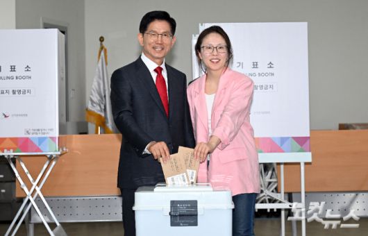 김문수 국민의힘 대선후보가 외동딸 동주씨와 함께 29일 오전 인천 계양1동 주민센터에서 제21대 대통령 선거 사전투표를 하고 있다. 황진환 기자