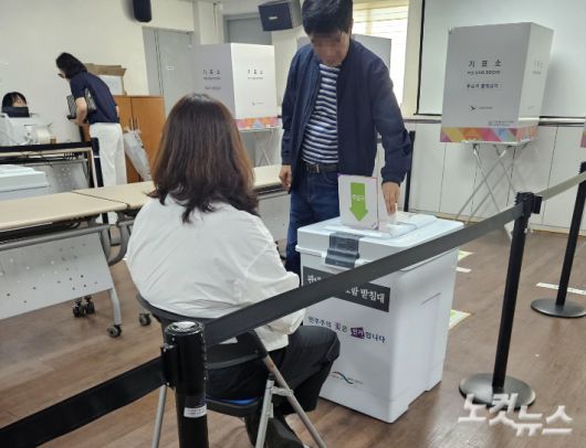 제21대 대선 사전투표 첫날인 29일 오전 부산 대연4동 사전투표소 모습. 김혜민 기자