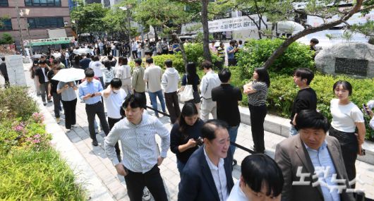 제21대 대통령선거 사전투표 이틀째인 30일 서울 강남구 역삼1동주민센터에 마련된 사전투표소를 찾은 유권자들이 투표를 하기 위해 줄을 서 있다. 박종민 기자