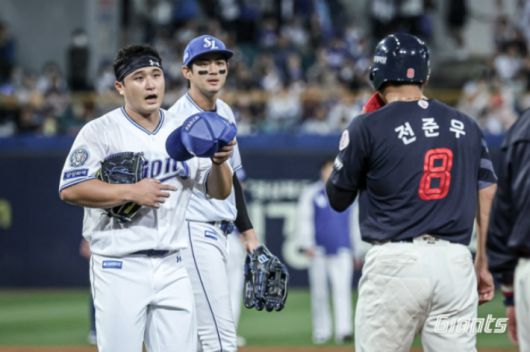 삼성 최원태(왼쪽)이 그라운드 대치 상황에서 롯데 전준우에게 사과하고 있다. 롯데