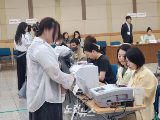 제21대 대통령선거 사전투표 둘째날인 30일 오전 부산 남구청 사전투표소에서 시민들이 투표하고 있다. 정혜린 기자