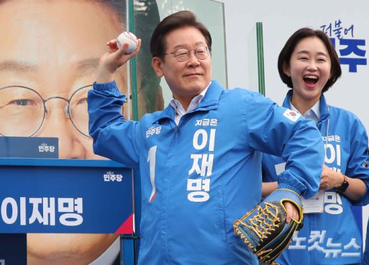 더불어민주당 이재명 대선 후보가 29일 오후 서울 송파구 잠신종합운동장역 앞 유세장에서 기표 기호가 그려진 야구공을 던지는 퍼포먼스를 하고 있다. 박종민 기자