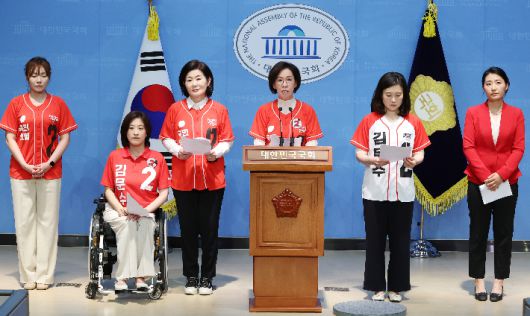 유시민 발언 규탄하는 국민의힘 중앙선대위 여성본부 의원들     (서울=연합뉴스) 김주형 기자 = 국민의힘 중앙선대위 여성본부 소속 의원들이 30일 서울 여의도 국회 소통관에서 기자회견을 열고 유시민 작가가 한 유튜브에서 국민의힘 김문수 후보의 배우자 설난영 여사를 향해 "감당할 수 없는 자리, 남편과 균형이 안 맞는다, 발이 공중에 떠 있다, 제정신이 아니다. 등의 인격 모독성 망언을 쏟아냈다"며 규탄하고 있다. 2025.5.30     kjhpress@yna.co.kr (끝)   <저작권자(c) 연합뉴스, 무단 전재-재배포, AI 학습 및 활용 금지> 연합뉴스