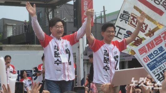 31일 오후 강릉월화거리에서 집중유세를 하고 있는 국민의힘 김문수 대선 후보와 권성도 공동선대위원장. 전영래 기자