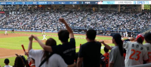 응원 열기     (창원=연합뉴스) 김동민 기자 = 30일 경남 창원NC파크에서 열린 프로야구 2025 신한 SOL 뱅크 KBO리그 한화이글스와 NC다이노스 경기에서 양 팀 팬이 응원하고 있다.     NC다이노스 홈구장인 창원NC파크에서의 경기는 구조물 낙하 사망 사고 이후 62일이다. 2025.5.30     image@yna.co.kr (끝)   <저작권자(c) 연합뉴스, 무단 전재-재배포, AI 학습 및 활용 금지> 연합뉴스