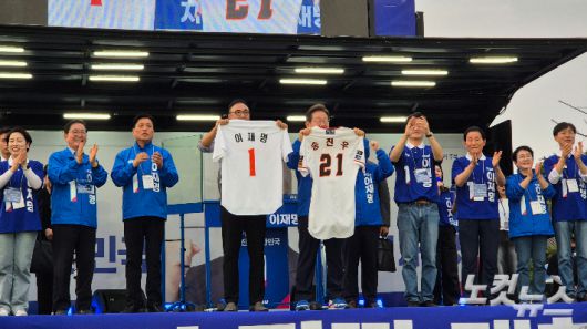 더불어민주당 이재명 대선 후보와 한화이글스 출신 송진우 전 야구선수가 유니폼 교환식을 가지고 있다. 양형욱 기자