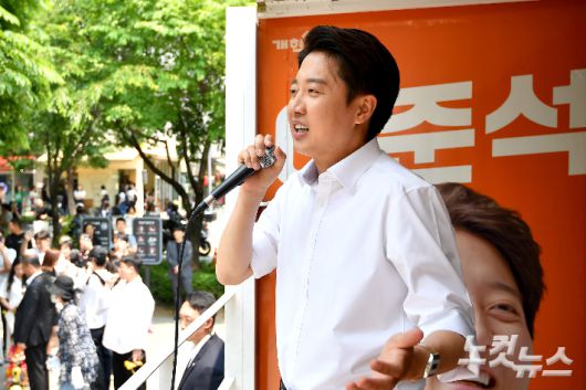 이준석 개혁신당 대선 후보가 30일 서울 마포구 경의선숲길 유세에서 지지를 호소하고 있다. 윤창원 기자