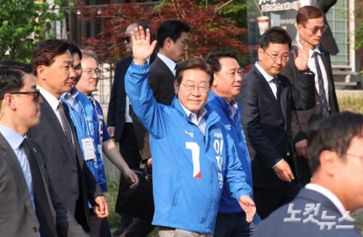 더불어민주당 이재명 대선 후보가 30일 오후 강원 원주시 원주행복마당에서 열린 유세를 마친 뒤 유권자들의 지지를 호소하고 있다. 원주=류영주 기자