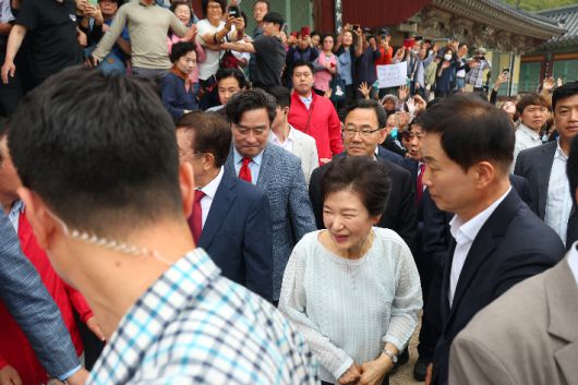 박근혜 전 대통령이 대선을 하루 앞둔 2일 오전 부산 금정구 범어사를 찾아 이동하고 있다. 연합뉴스