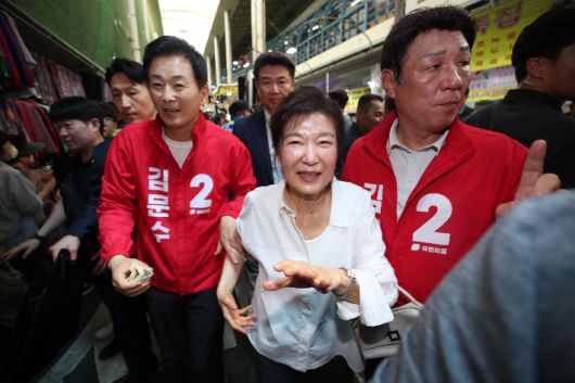 박근혜 전 대통령이 지난달 31일 오후 대구 중구 서문시장을 방문해 시민들에게 인사하고 있다. 연합뉴스