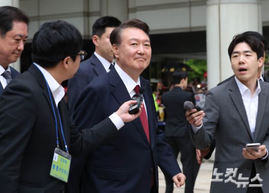 윤석열 전 대통령이 19일 서울 서초구 중앙지방법원에서 열린 내란 우두머리 혐의, 직권남용 권리행사방해 혐의 사건 4차 공판을 마친 뒤 법정을 나서고 있다. 사진공동취재단